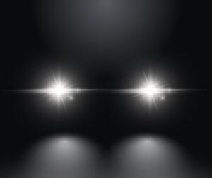 Weiß leuchtender Autoscheinwerfer heller Strahlenstrahl isoliert auf schwarzem Hintergrund