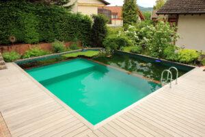 Swimmingpool mit Poolumrandung aus Holz