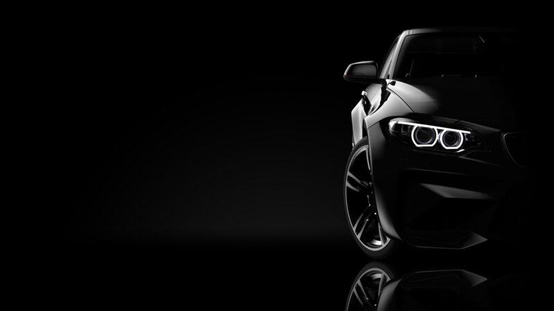 Vorderansicht eines generischen und markenlosen modernen Autos auf schwarzem Hintergrund