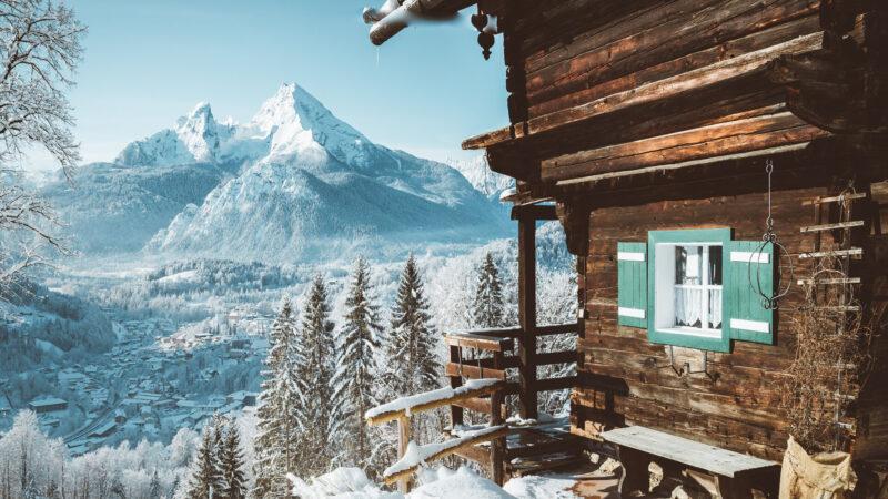 Schöne Aussicht auf traditionelle hölzerne Skihütte in der malerischen Winterwunderland-Berglandschaft in den Alpen