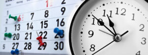 Zeitmanagement-Konzept, eine Uhr und Kalender mit markierten Daten und Arbeitszeiten