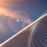 Sonne scheint auf Solarzellen einer Photovoltaik Anlage