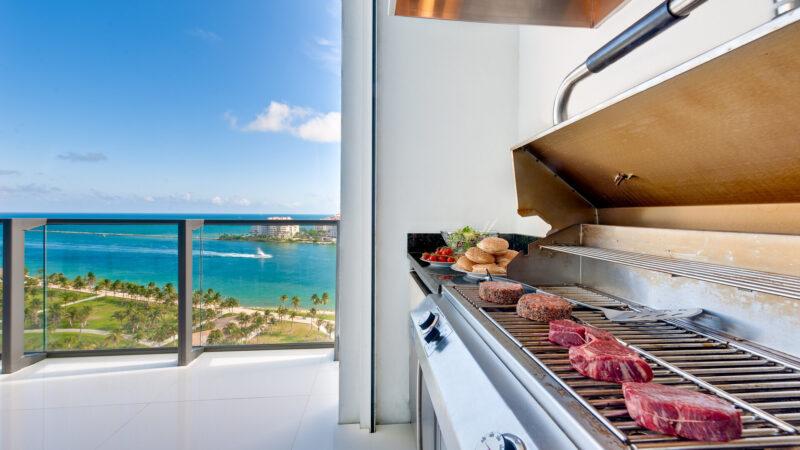 Outdoorküche auf einer luxuriösen Terrasse mit Meerblick