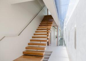 Mehr über den Artikel erfahren Treppenvarianten – wir beleuchten die Holztreppe