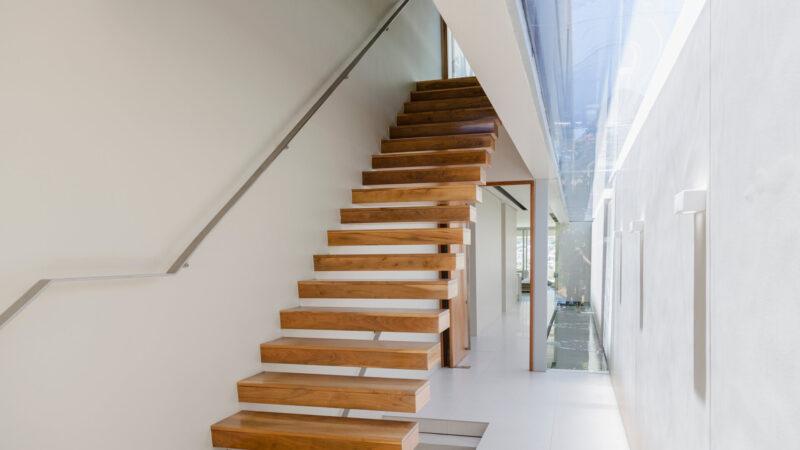 Moderne Holztreppe und Korridor im modernen Haus