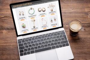 Online-Shop-Website für handgefertigten Schmuck, der auf einem Laptop angezeigt wird