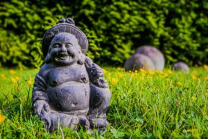 Eine Buddha Figur im Garten