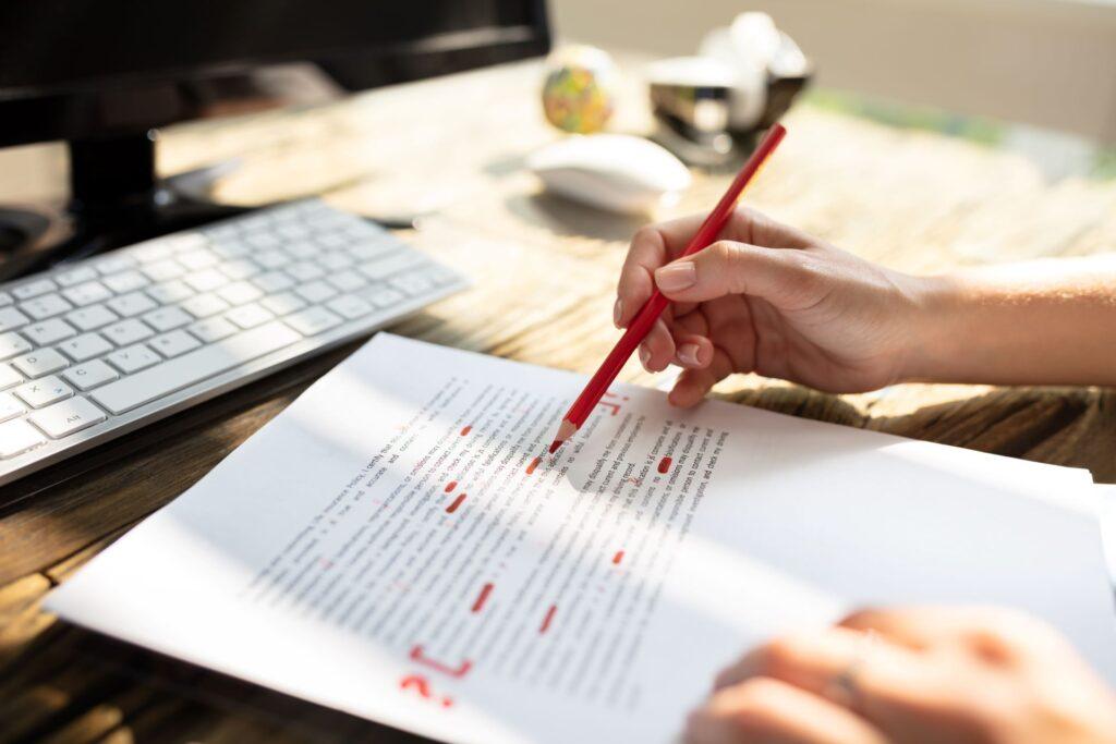 Dokument mit rotem Stift korrigiert für Lektorat